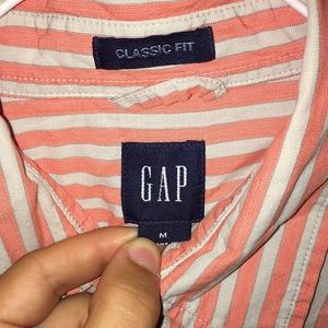 Selling a gap button up shirt